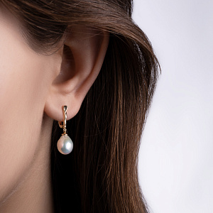 Серьги с английским замком из желтого золота с жемчугом