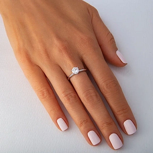 Кольцо из белого золота с бриллиантом