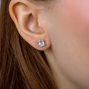 Серьги из белого золота с бриллиантом