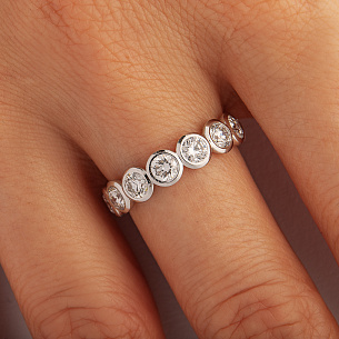 Кольцо из белого золота с бриллиантом