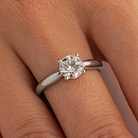 Кольцо из белого золота с бриллиантом