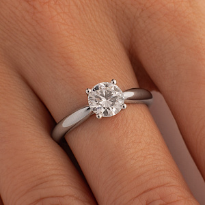 Кольцо из белого золота с бриллиантом