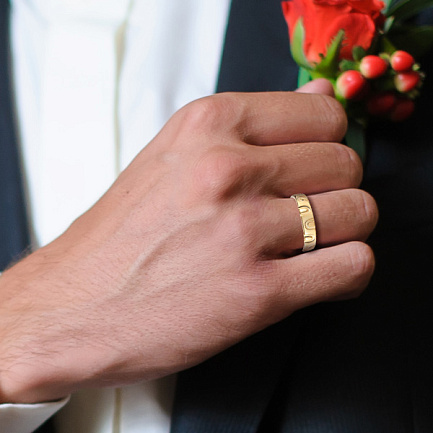 Кольцо обручальное из желтого золота