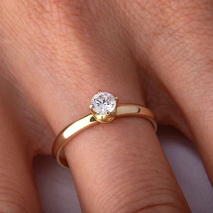 Кольцо из желтого золота с бриллиантом