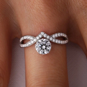 Кольцо из белого золота с бриллиантом