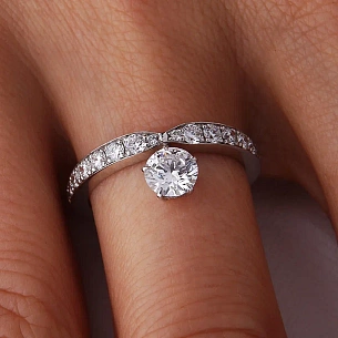 Кольцо из белого золота с бриллиантом