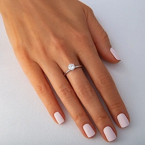 Кольцо из белого золота с бриллиантом