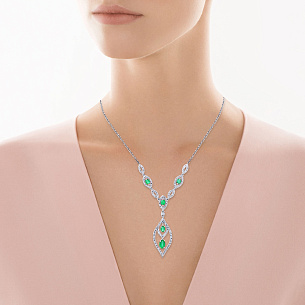 Колье из белого золота с бриллиантами, изумрудами