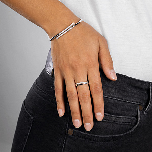 Браслет жесткий из белого золота с бриллиантами