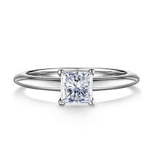 Кольцо из белого золота с бриллиантом