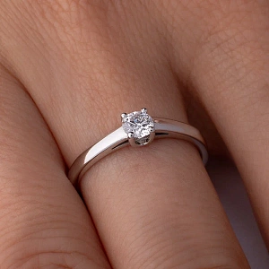 Кольцо из белого золота с бриллиантом