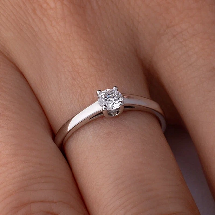 Кольцо из белого золота с бриллиантом