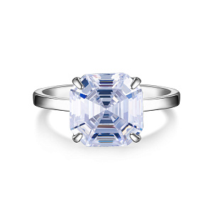 Кольцо из серебра с фианитом