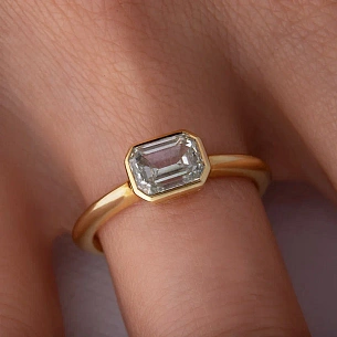 Кольцо из желтого золота с бриллиантом