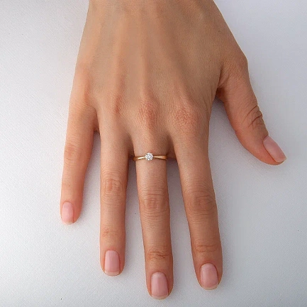 Кольцо из желтого золота с бриллиантом