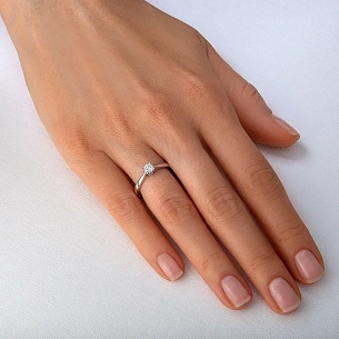 Кольцо из белого золота с бриллиантом