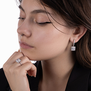 Кольцо из серебра с фианитом