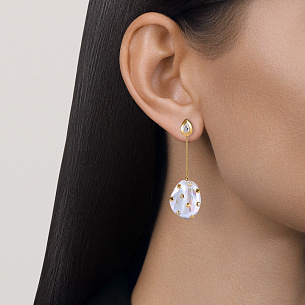 Пусеты из жёлтого золота с барочным жемчугом и бриллиантами