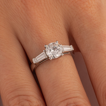 Кольцо из белого золота с бриллиантами