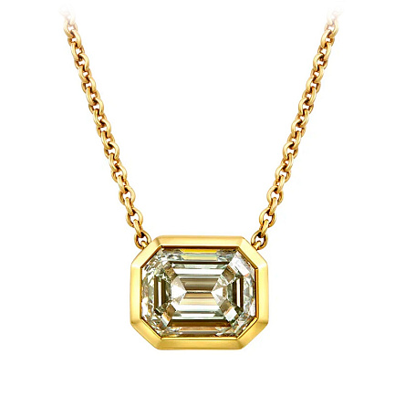 Колье из желтого золота с бриллиантом