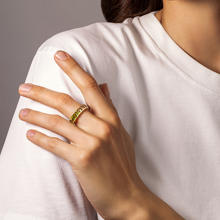 Кольцо из желтого золота с аметистами, хризолитами