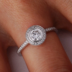 Кольцо из белого золота с бриллиантом