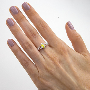 Кольцо из белого золота с бриллиантом