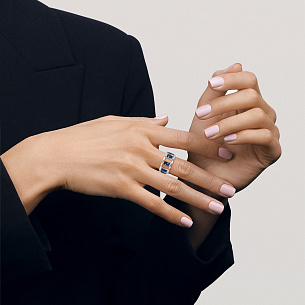 Кольцо из белого золота с сапфирами