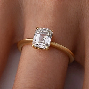 Кольцо из желтого золота с бриллиантом