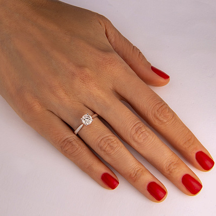 Кольцо из белого золота с бриллиантом