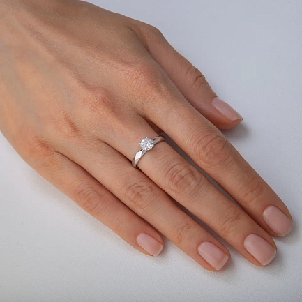 Кольцо из белого золота с бриллиантом